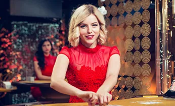 Hình ảnh một người đang quan sát kỹ lưỡng gà chiến trước trận đấu